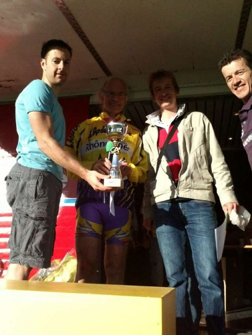 Gerard Mistler, président de l'Ardéchoise, remettant la coupe du 2ème meilleur club à Aurélien, Mathieu et Stéphane